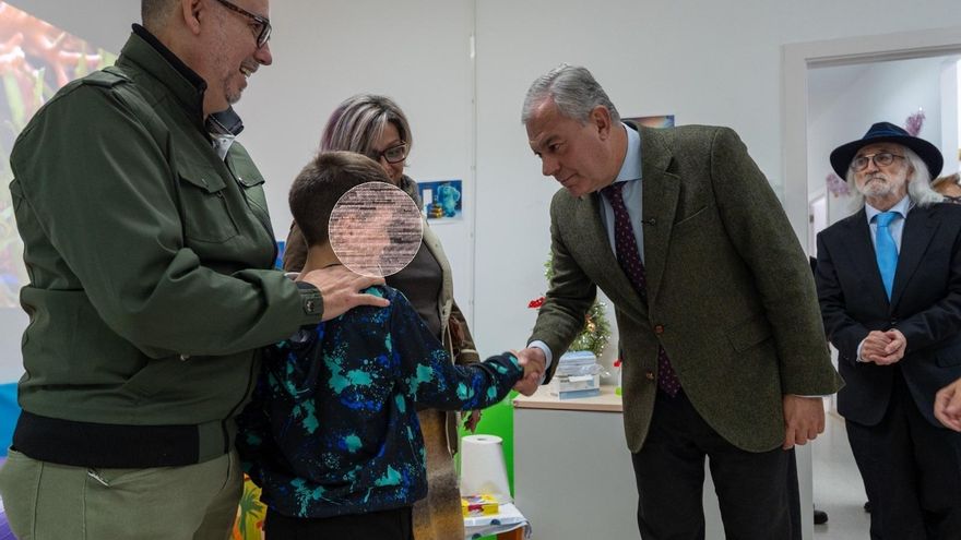 El alcalde de Sevilla saluda a un menor inmerso en el programa de ayudas del Consistorio para reforzar la acción social de las entidades.