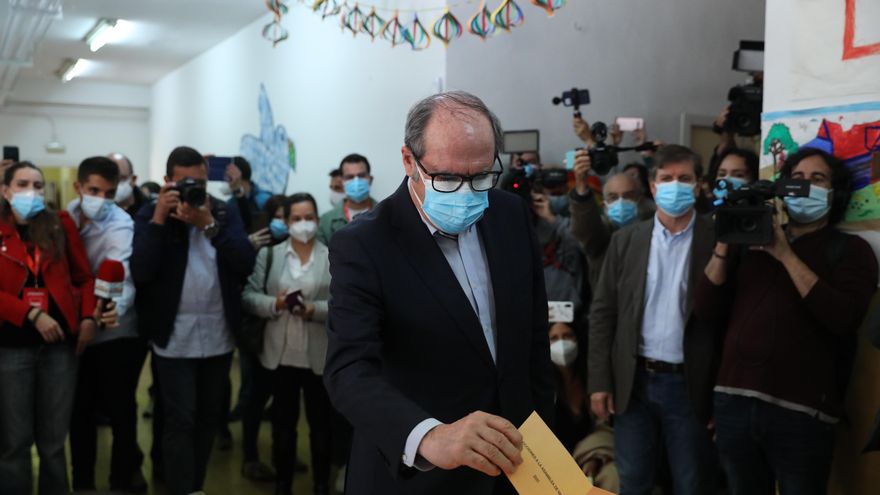 El candidato del PSOE a la Presidencia de la Comunidad de Madrid, Ángel Gabilondo ejerce su derecho a voto en el Colegio Joaquín Turina, a 4 de mayo de 2021, en Madrid (España). Un total de 5.112.658 madrileños están llamados a las urnas hoy 4 de mayo, lo