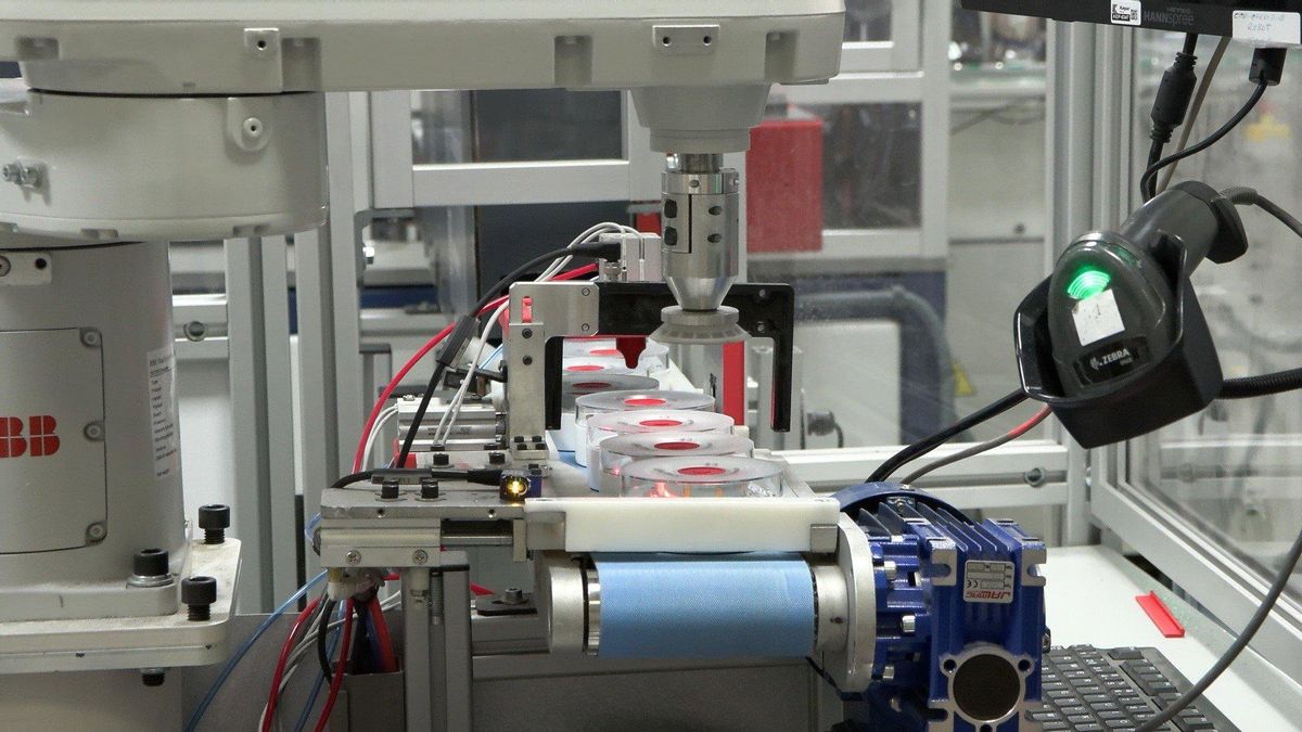 La empresa que ideó las nuevas balizas V16 urge a adquirirlas: "Hoy hay stock, mañana no lo sabemos"