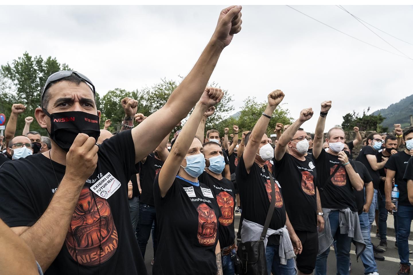 Trabajadores de Nissan en Barcelona se manifiestan en la fábrica de Los Corrales de Buelna. | JOAQUÍN GÓMEZ SASTRE