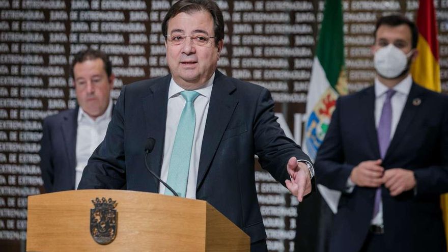 Santiago Rodríguez, Fernández Vara y Luis Salaya, de izquierda a derecha, presentando estos proyectos