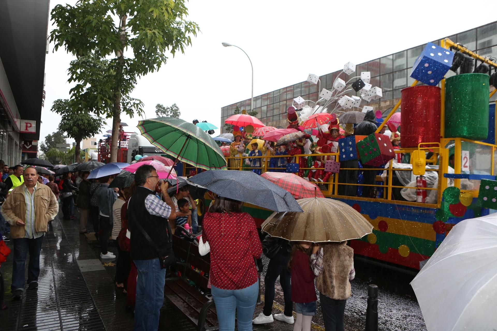 La Cabalgata de Reyes de LPGC arranca con lluvia. (Alejandro Ramos).