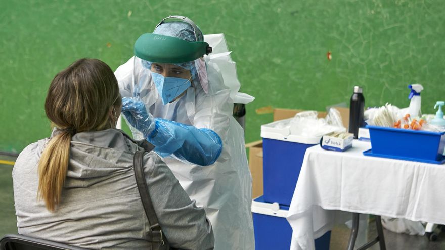 Una mujer es sometida a una prueba PCR en el dispositivo instalado en el Frontón Arizmendi de Ermua