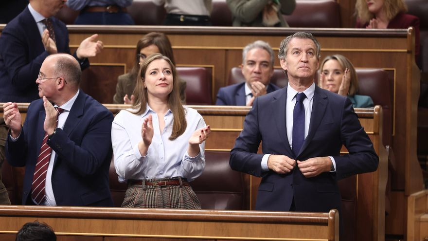 El secretario general del PP, Miguel Tellado, la portavoz del PP en el Congreso, Ester Muñoz, y el presidente del PP, Alberto Núñez Feijóo, durante una sesión de control al Gobierno, en el Congreso de los Diputados, a 19 de noviembre de 2025, en Madrid (E