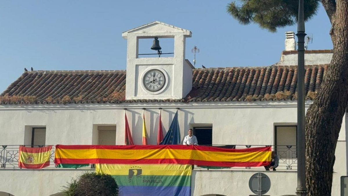 Vox cuelga una bandera española de 10 metros del Ayuntamiento de Parla como colofón a la guerra de banderas más absurda