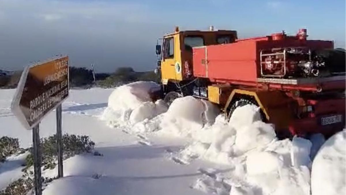 Camión quitanieves del IAC, este miércoles, despejando una de las vías del Observatorio del Roque de Los Muchachos.