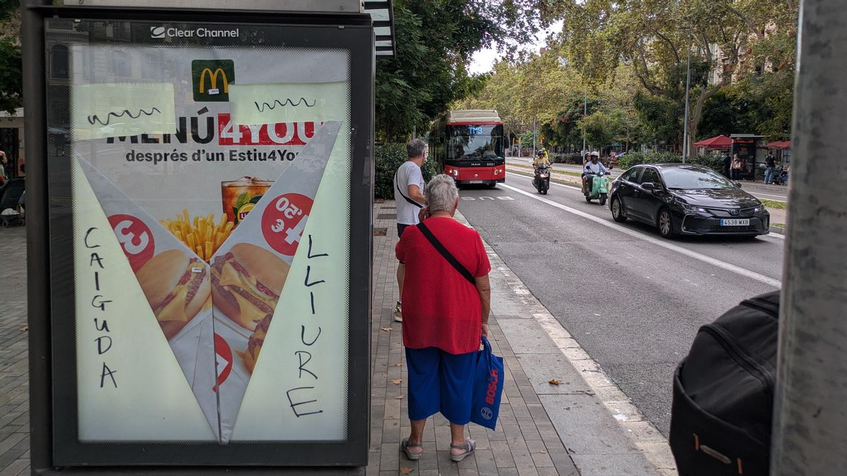 Por qué decenas de marquesinas han aparecido 'tuneadas' en Barcelona con el mensaje "caída libre"