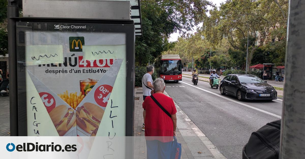 Por qué decenas de marquesinas han aparecido 'tuneadas' en Barcelona con el mensaje “caída libre”