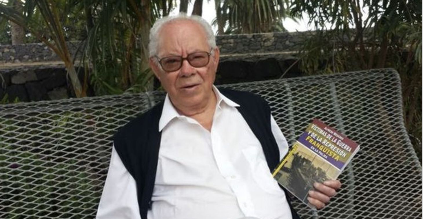 Alfredo Mederos con uno de sus libros.