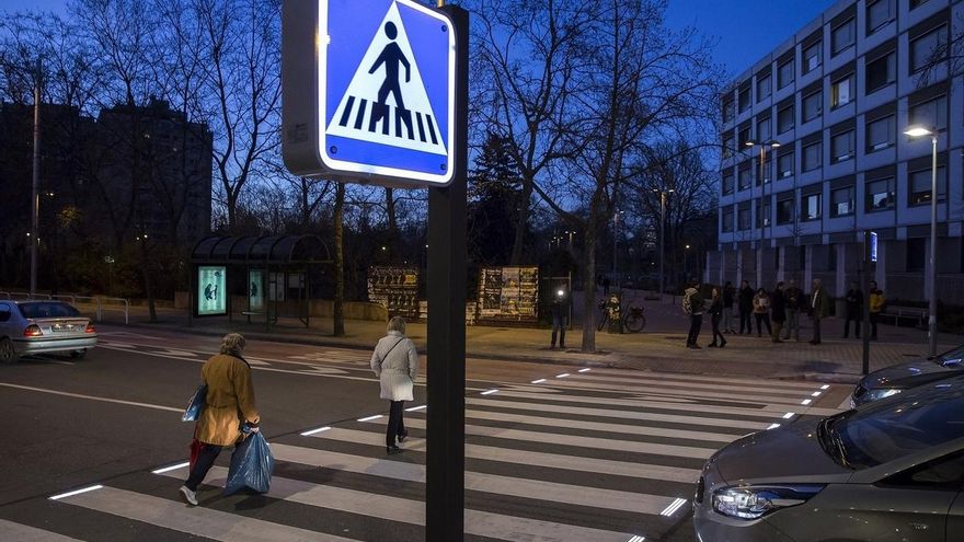 Pamplona estrena un paso de peatones iluminado con leds en la avenida de Sancho el Fuerte 21