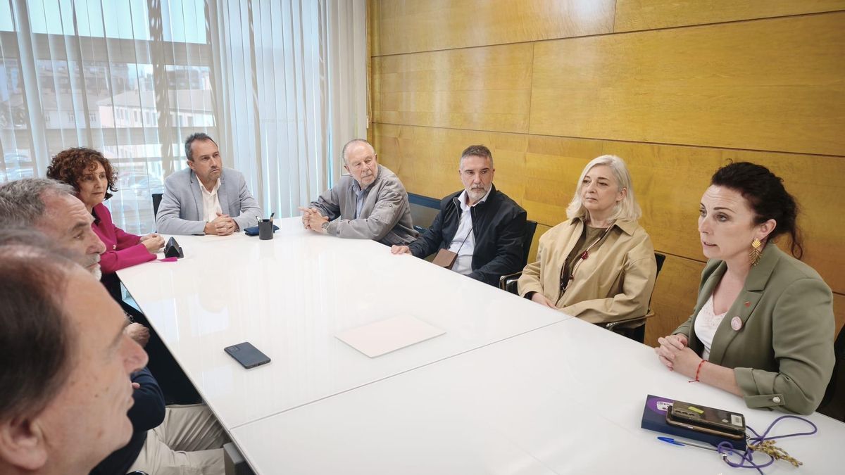 Reunión con los familiares de las víctimas del franquismo halladas en la fosa común del cementerio de La Caridad, en el concejo asturiano de El Franco.