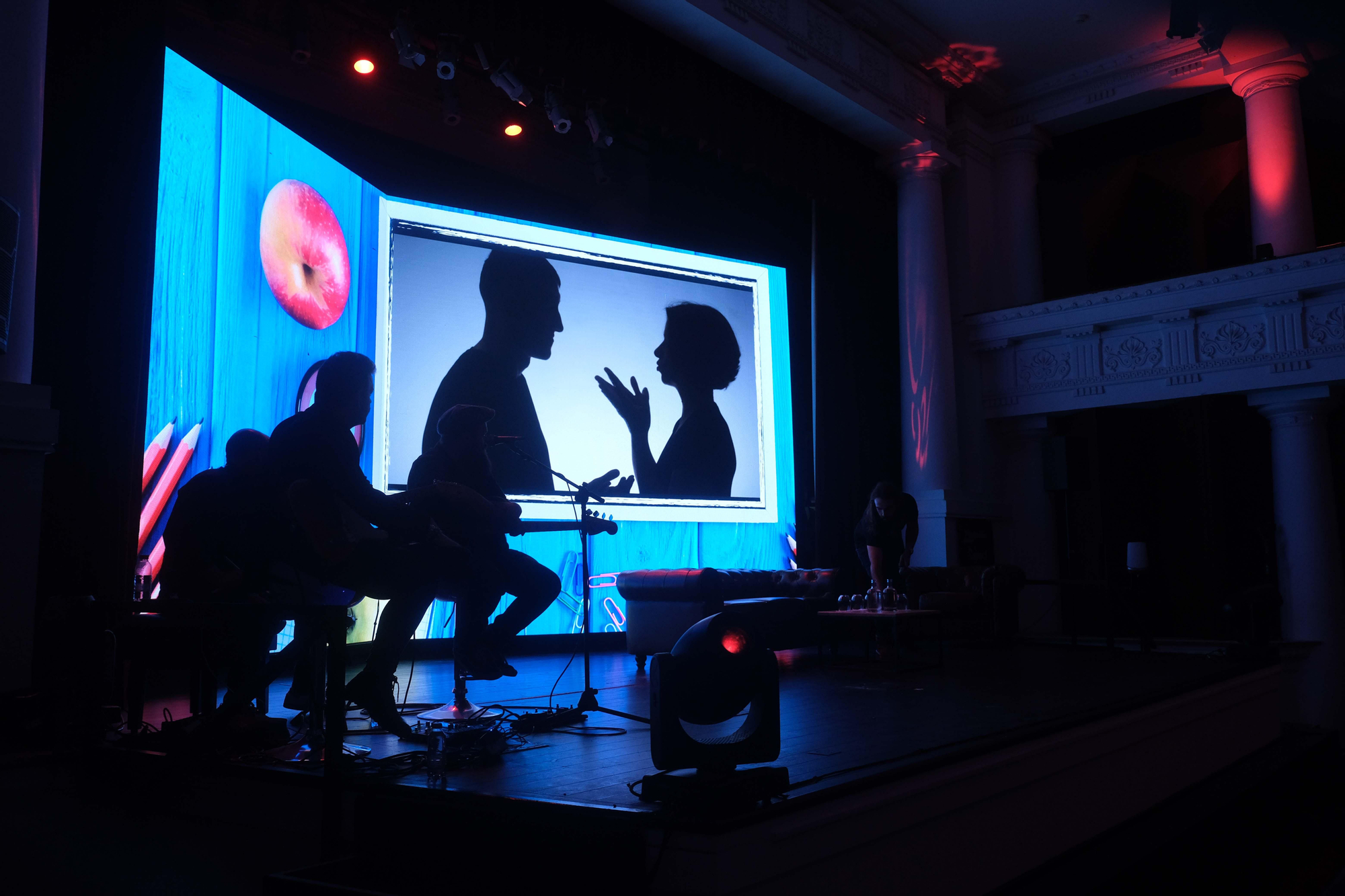 Durante la gala se han proyectado vídeos para explicar el hilo temático