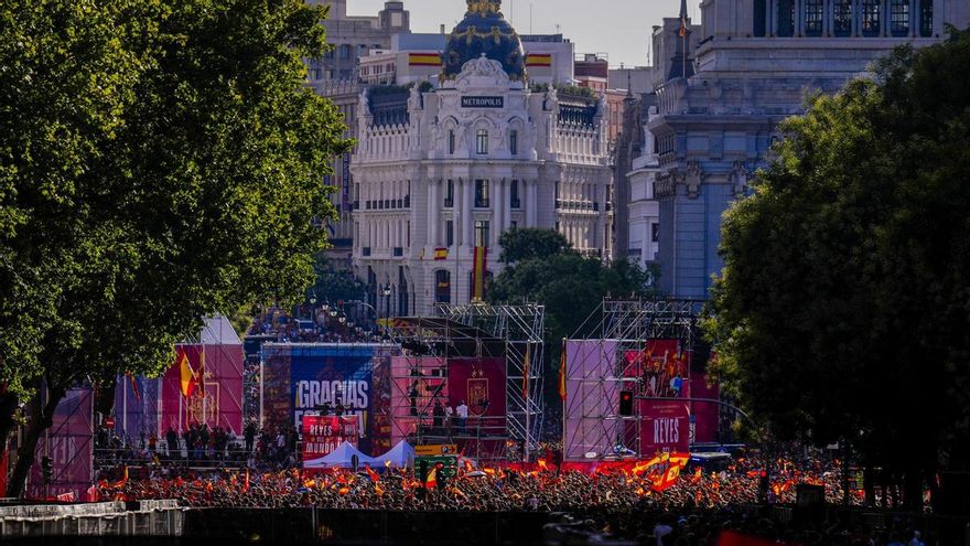Miles de personas celebran este lunes por la calle Alcalá mientras aguardan la llegada de los jugadores de la selección española