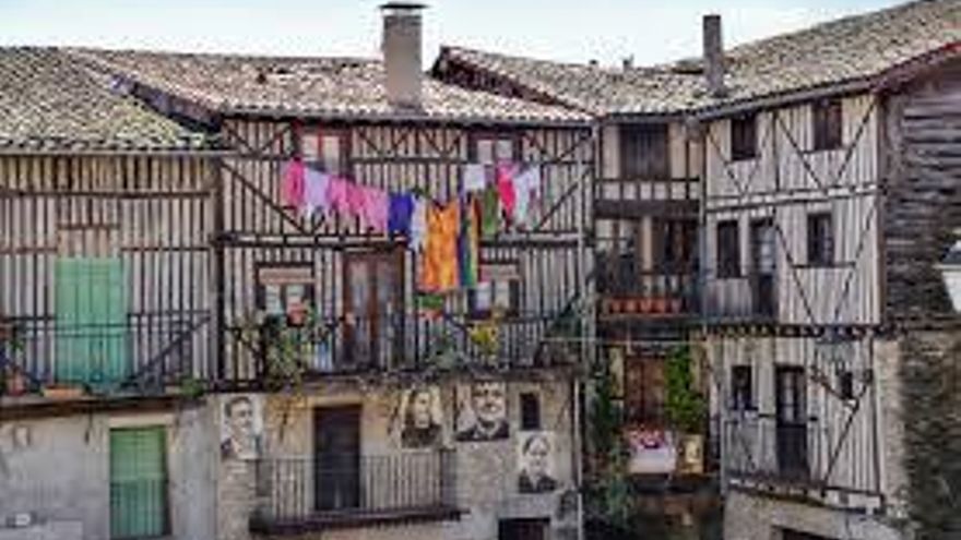 El pueblo desconocido de los mil retratos: no podrás andar por sus calles sin que te miren