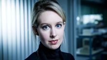 Elizabeth Holmes, fundadora de Theranos, la empresa que prometía revolucionar los análisis de sangre