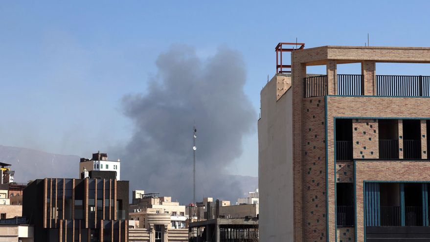 Humo tras un ataque de EEUU e Israel en Teherán. EFE/EPA/ABEDIN TAHERKENAREH