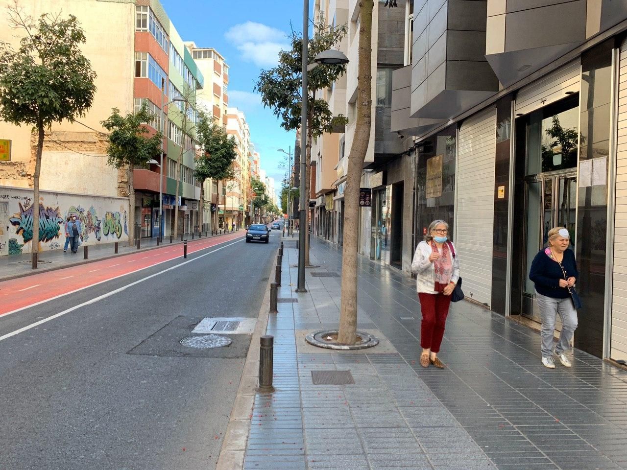 Los mayores salen a la calle en el primer día de alivio del confinamiento en Las Palmas de Gran Canaria.