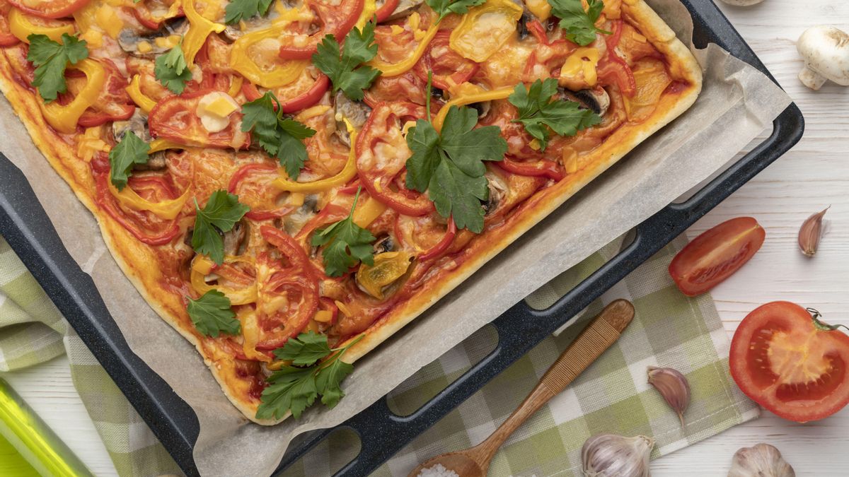 Coca de tomate con pimientos
