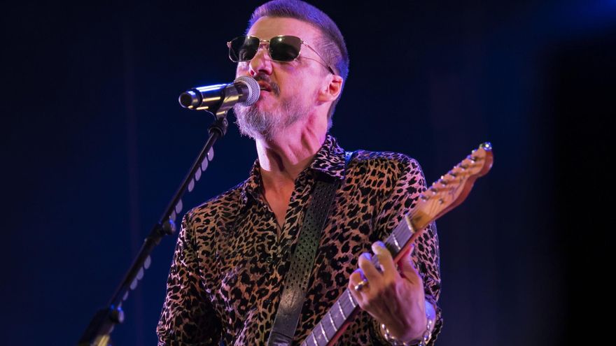 Coque Malla iniciando su concierto en Murcia