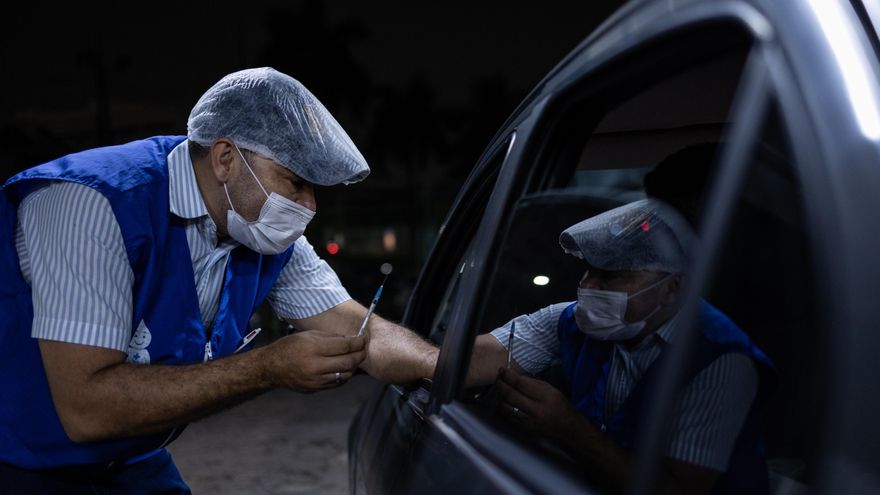 Una persona recibe en su vehículo una vacuna contra la covid-19 durante una jornada de vacunación de 24 horas en el complejo Arena Amazonía y Centro de Convenciones, en Manaos (Brasil). EFE/ Raphael Alves/Archivo