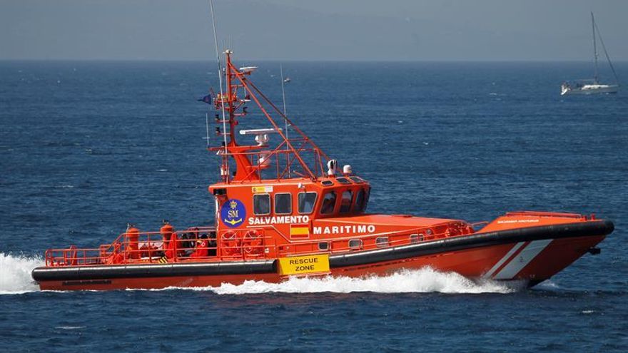 Buscan tres pateras con 80 inmigrantes a la deriva en aguas del Estrecho