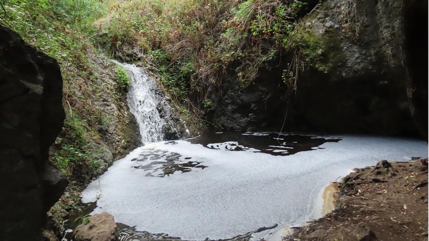 Espuma blanquecina y/o marrón en el Barranco de Azuaje tras el vertido