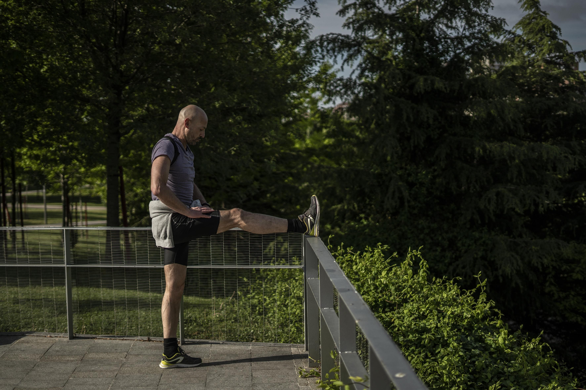 Un hombre estira antes de correr en la Glorieta San Vicente