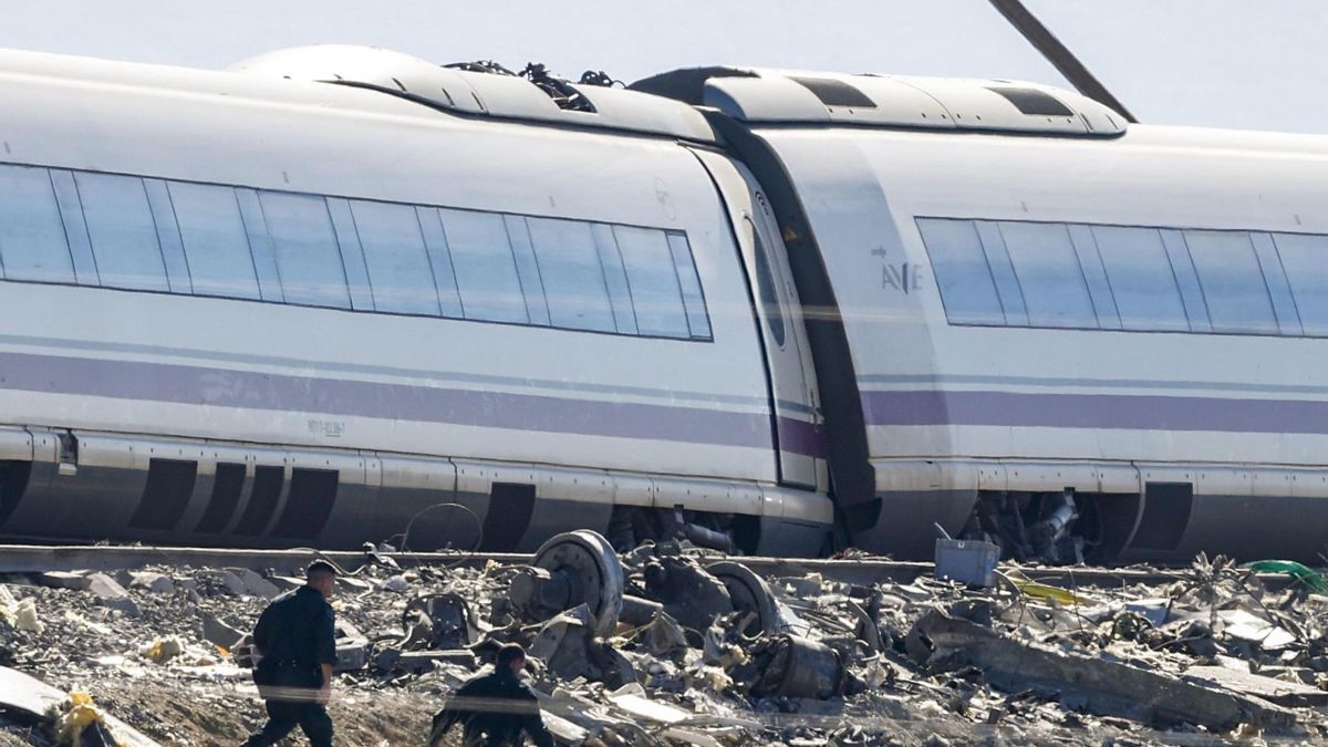 Imagen del pasado jueves en la que los bomberos inspeccionan junto a los vagones del tren AVE que colisionó con otro de Iryo en la línea Madrid-Andalucía, a la altura de Urda (Toledo).EFE/Chema Moya