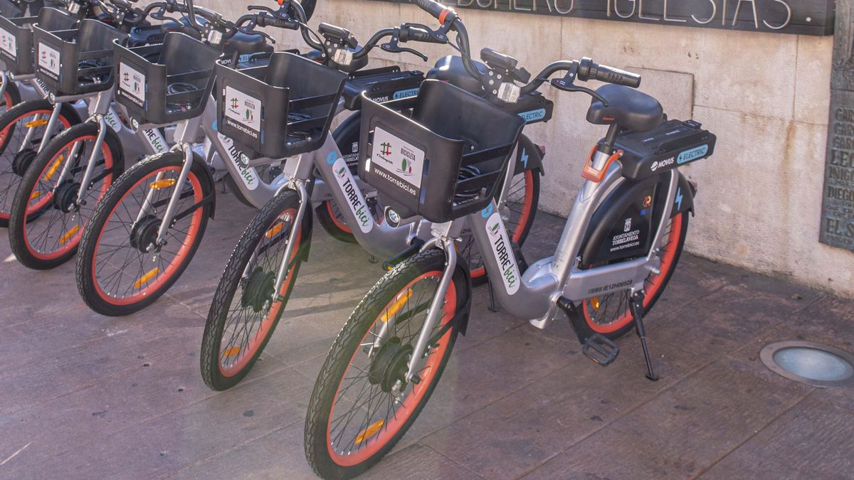 Bicicletas del servicio de préstamo 'Torrebici' en la plaza Baldomero Iglesias.