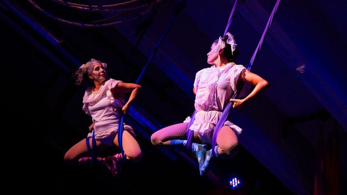Malabares, acrobacias o payasos: este barrio de Barcelona se convierte estos días en un circo