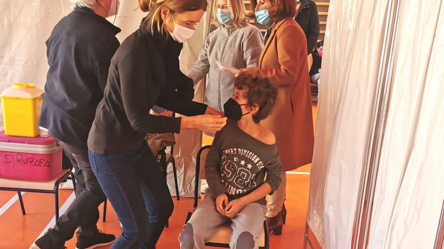 El proceso de vacunación contra la COVID-19 en el CEIP Balmes de València.