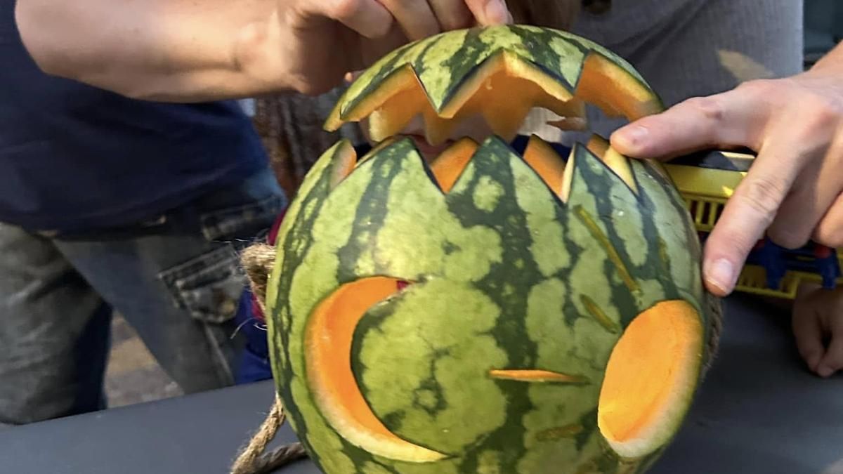 Melones y sandías vuelven a iluminar Guadalcázar para unir a abuelos y nietos en la Noche de las Cascabeleras