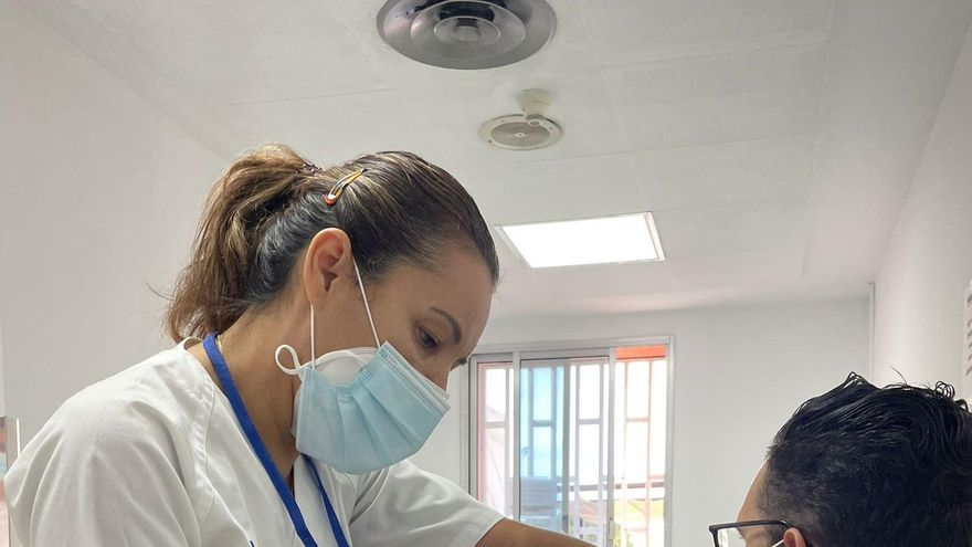 Canarias estudia el encaje jurídico para fomentar la vacunación a los empleados públicos de manera indirecta