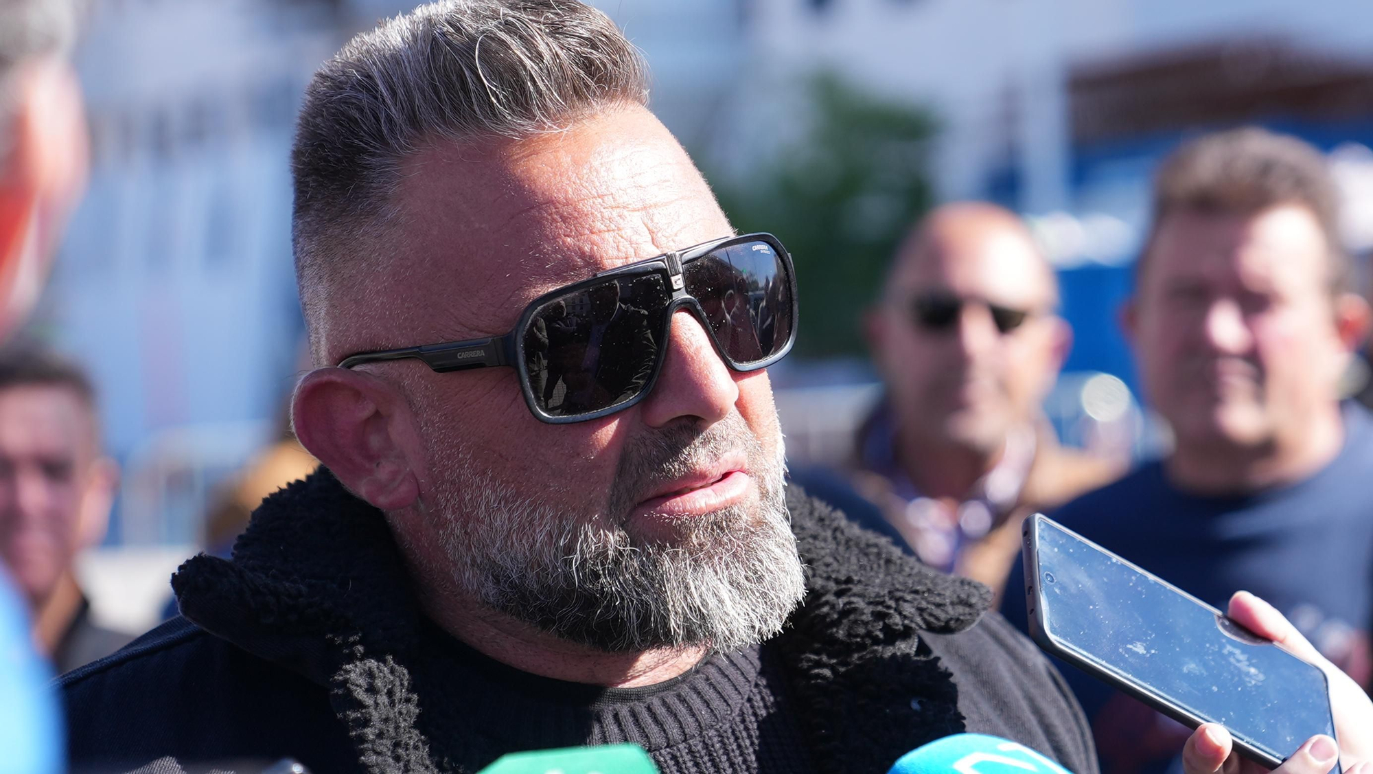 Antonio Herencia (UGT) y Esperanza Sánchez (CCOO Hábitat) atienden a los medios durante la huelga de gruistas en Córdoba