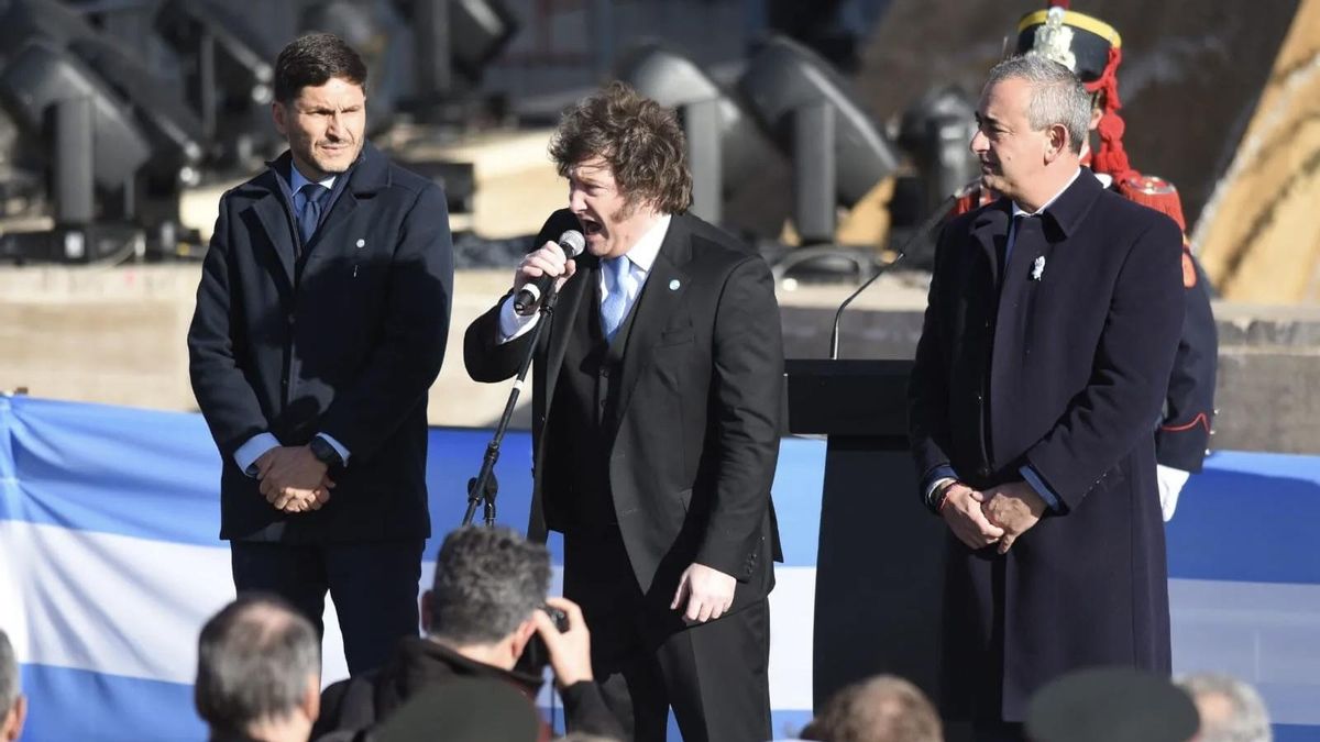 Milei celebró el Día de la Bandera con un nuevo apoyo a Adorni: "Belgrano fue el primer intelectual liberal económico argentino"