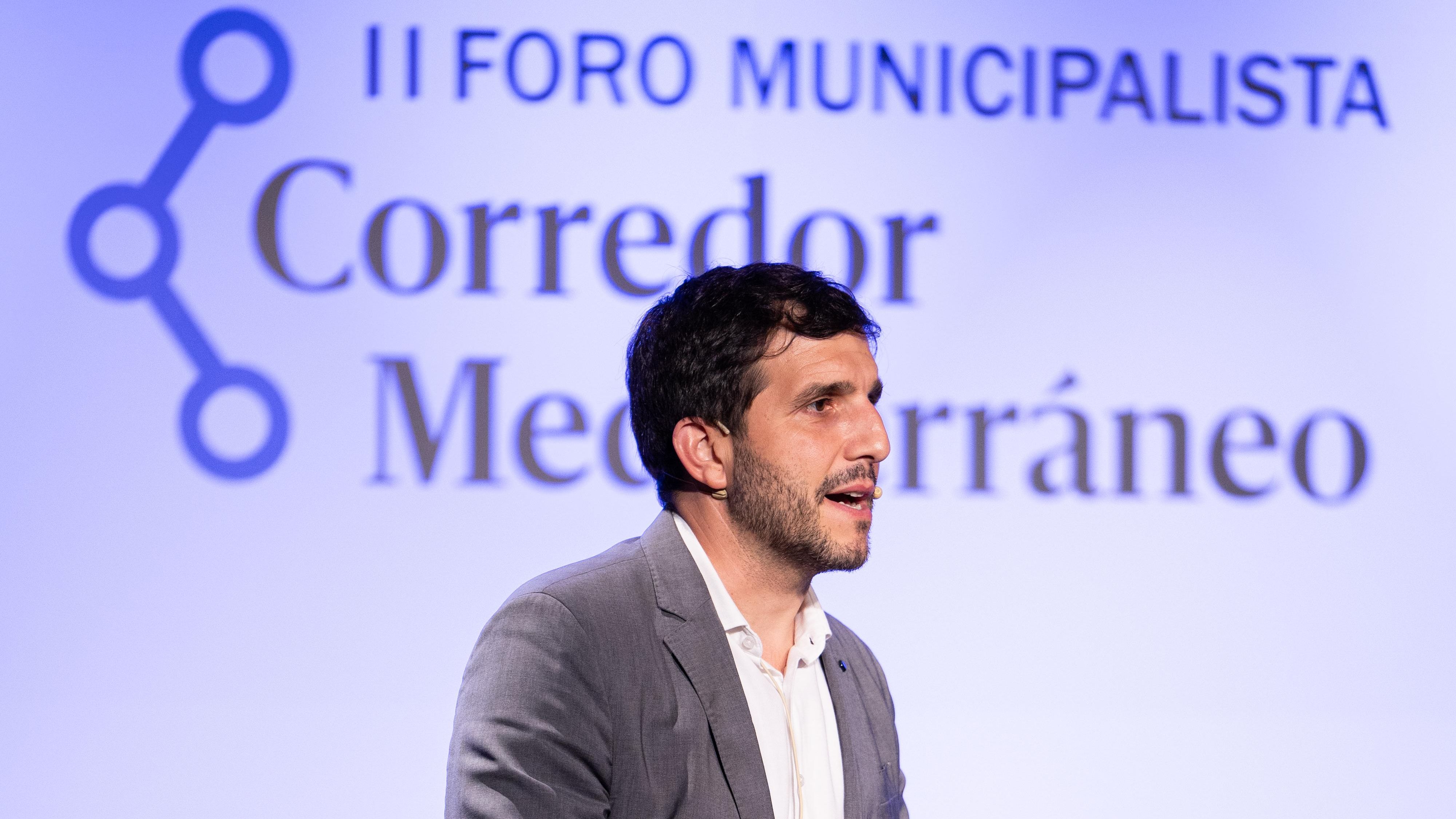 Sergi Pitarch, director de elDiario.es en la Comunitat Valenciana, presenta el II Foro Municipalista Corredor Mediterráneo.