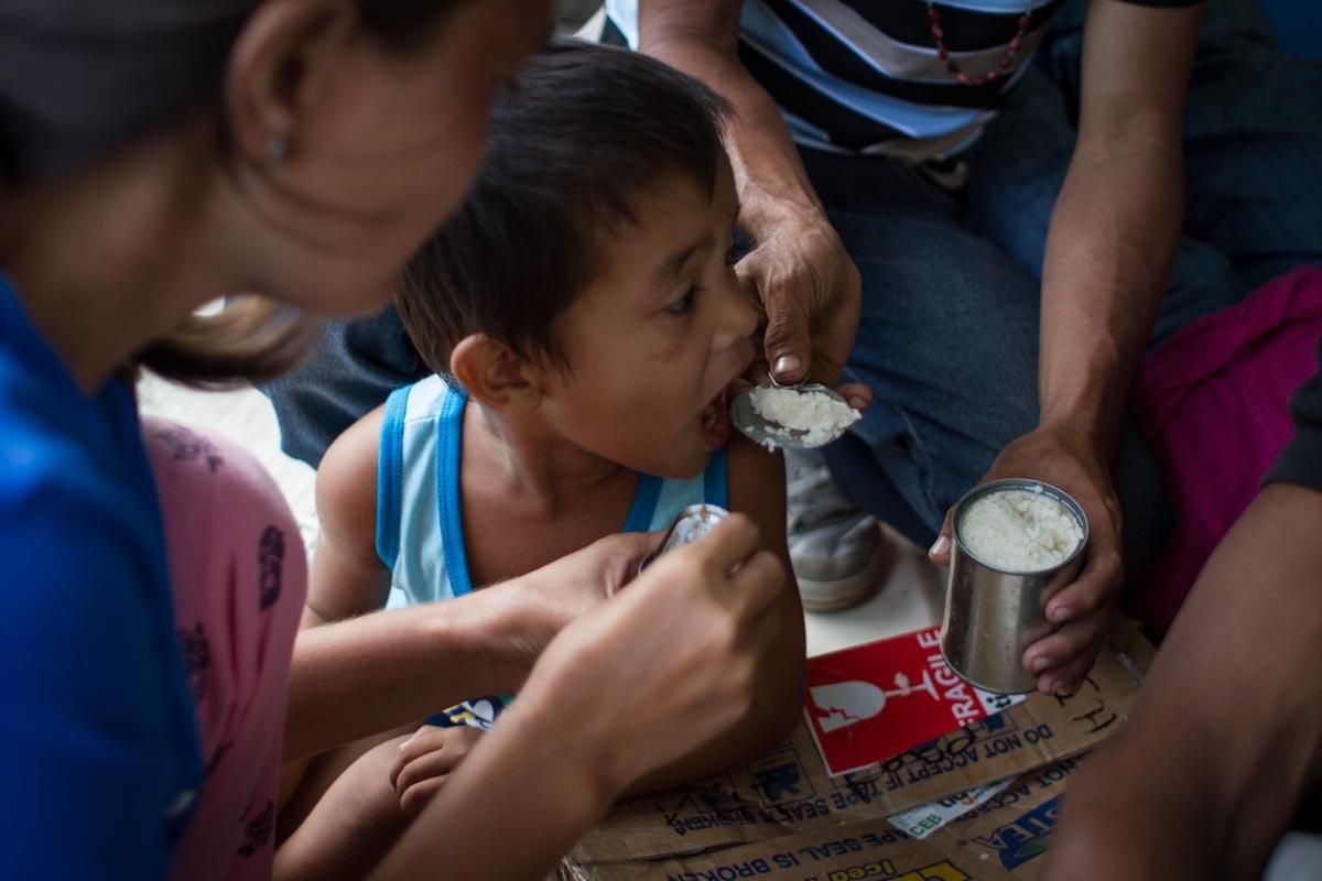 Familias evacuadas y niños del tifón Yolanda reciben las primeras y más básicas ayudas del gobierno y las organizaciones internacionales en Tacloban el 13 de noviembre de 2013./ Fotografía: Acción contra el Hambre/Daniel Burgui