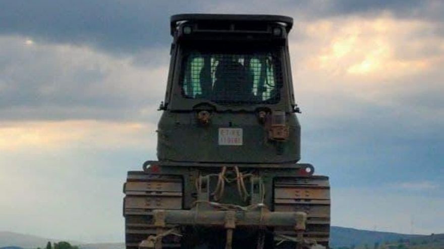 Bulldozer camino de El Teleno.