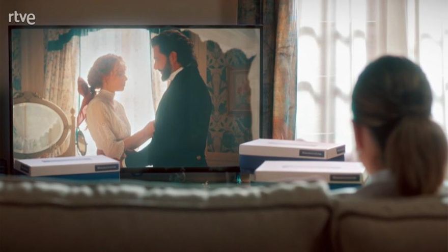 Cruce de series diarias en La 1: 'La Promesa' se cuela por un día en una escena de '4 Estrellas'