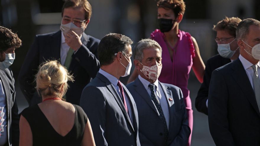 El presidente del Gobierno, Pedro Sánchez, con el presidente de Cantabria, Miguel Angel Revilla