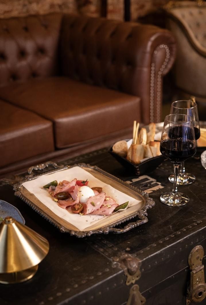 Sillones de cuero, vino y embutidos importados, clave de una experiencia única en Buenos Aires.