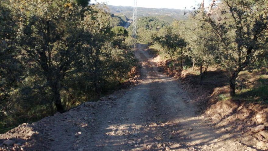 Camino de acceso creado para llegar a instalar el poste de luz