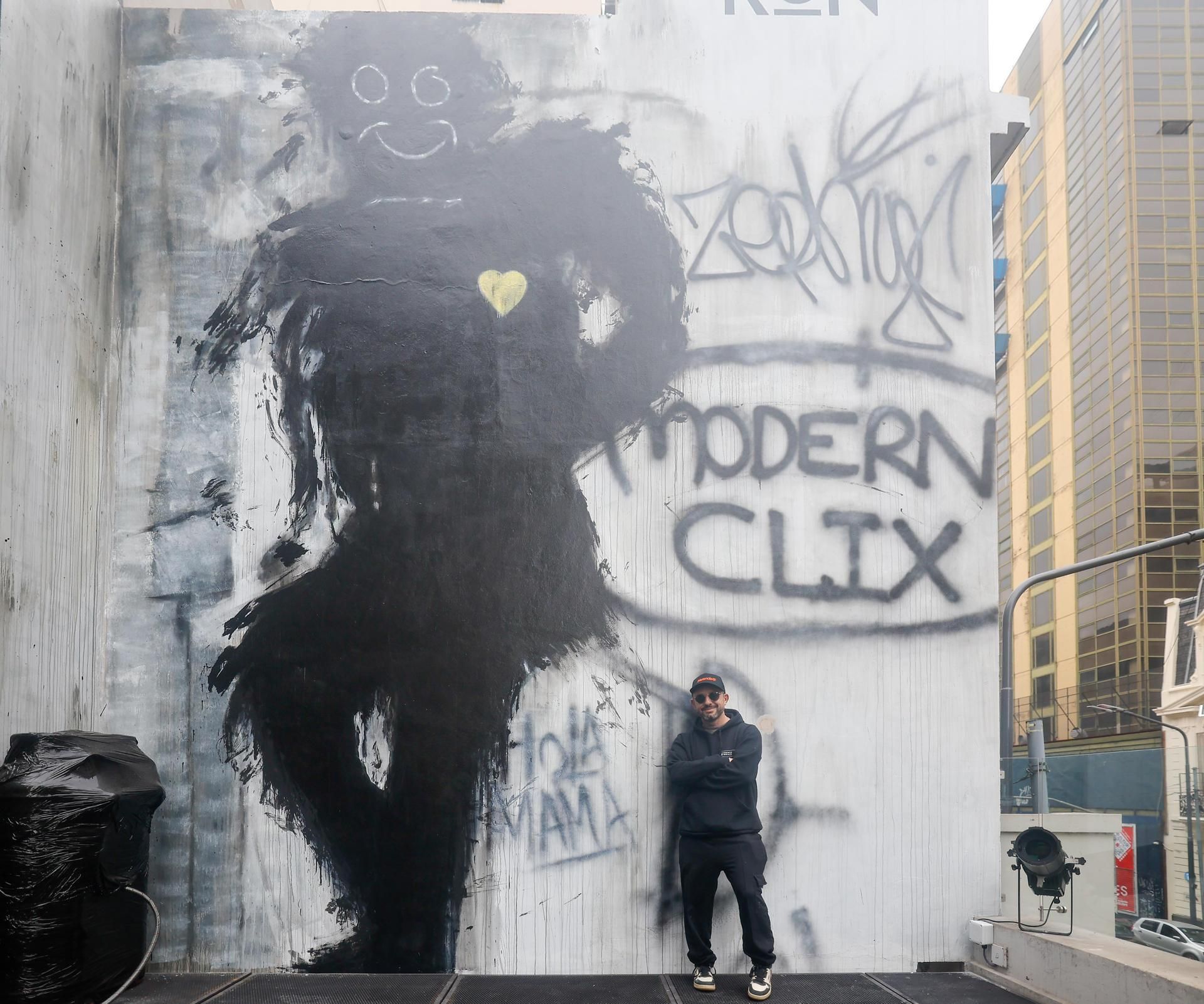 Fotografía del 4 de junio de 2026 que muestra al artista Martín Ron posando junto a su obra, en Buenos Aires.
