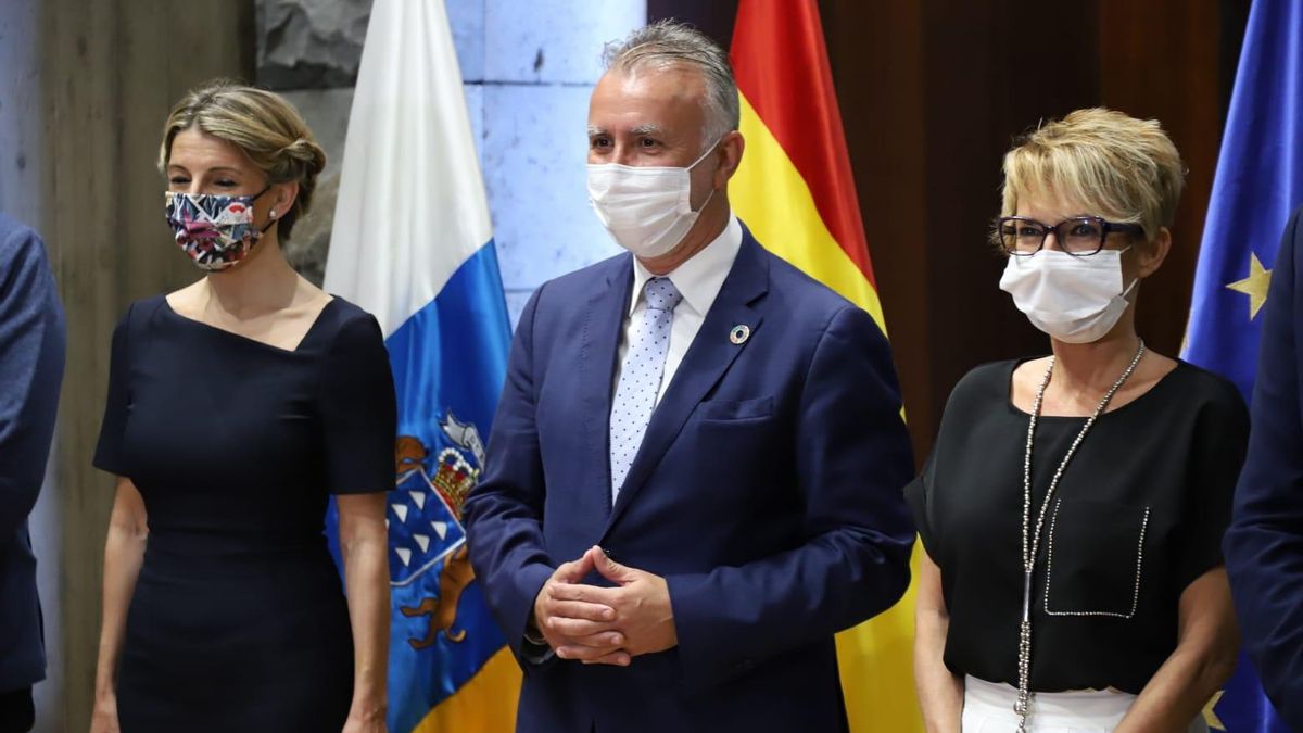 Yolanda Díaz, junto a Ángel Víctor Torres y Elena Máñez en la firma de la trasferencia
