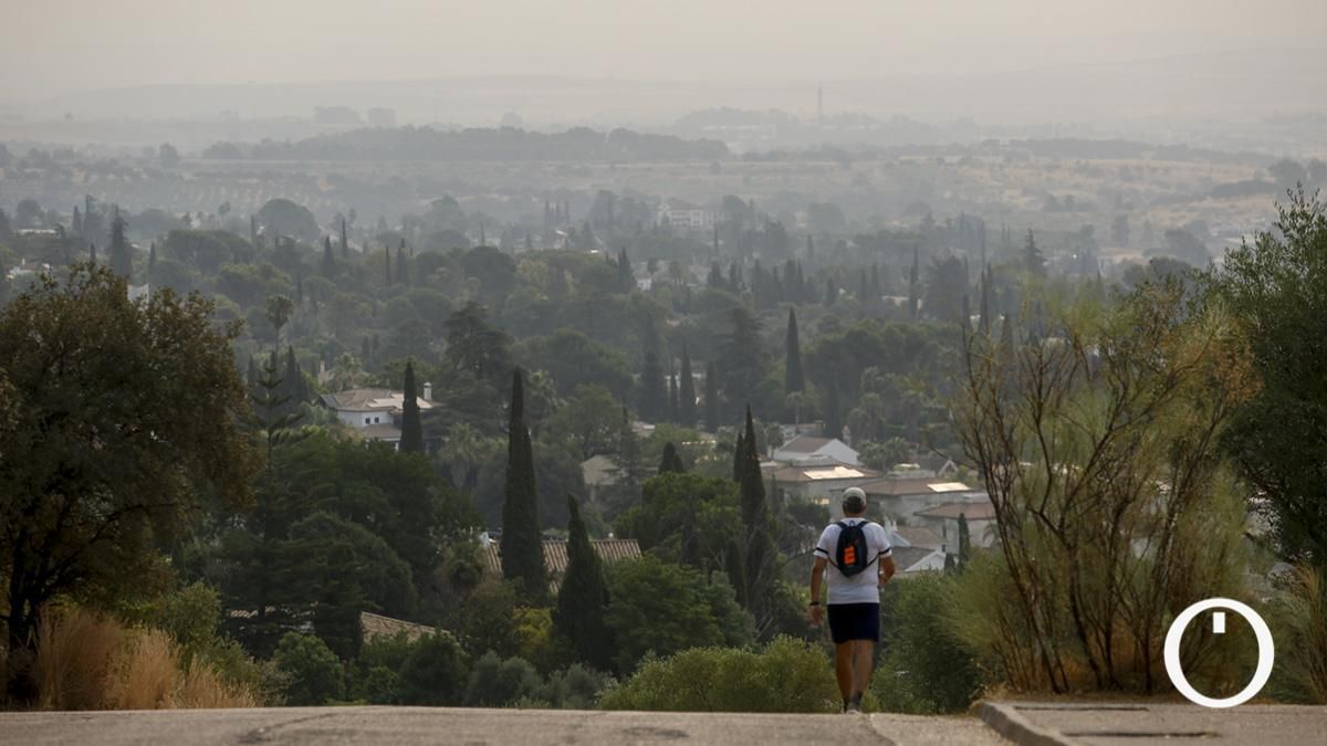 El humo de los incendios cubre de nuevo el cielo de Córdoba