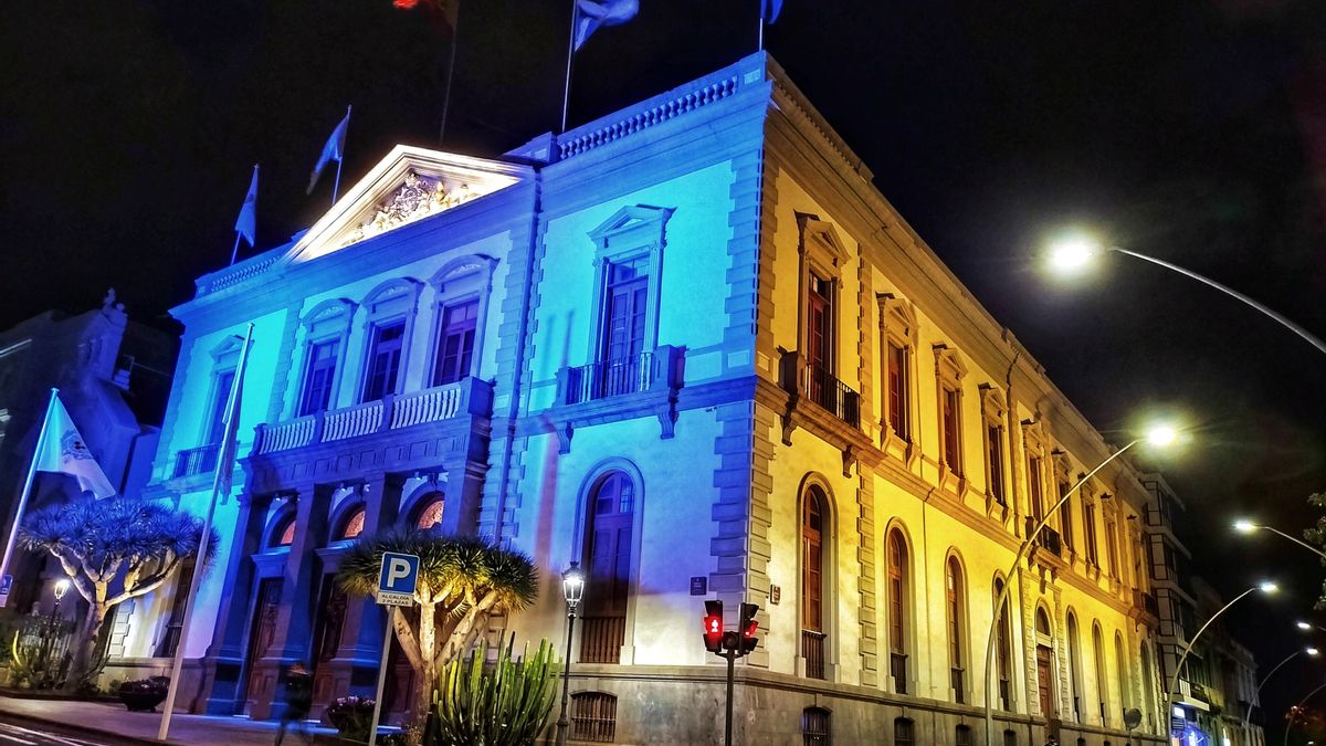 El Ayuntamiento de Santa Cruz, con los colores de la bandera de Ucrania