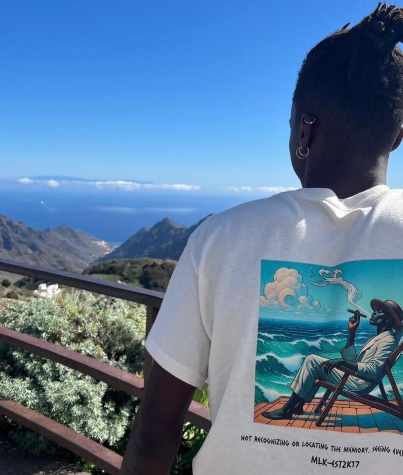 Melka Fernández con una camiseta de MLK diseñada por él mismo