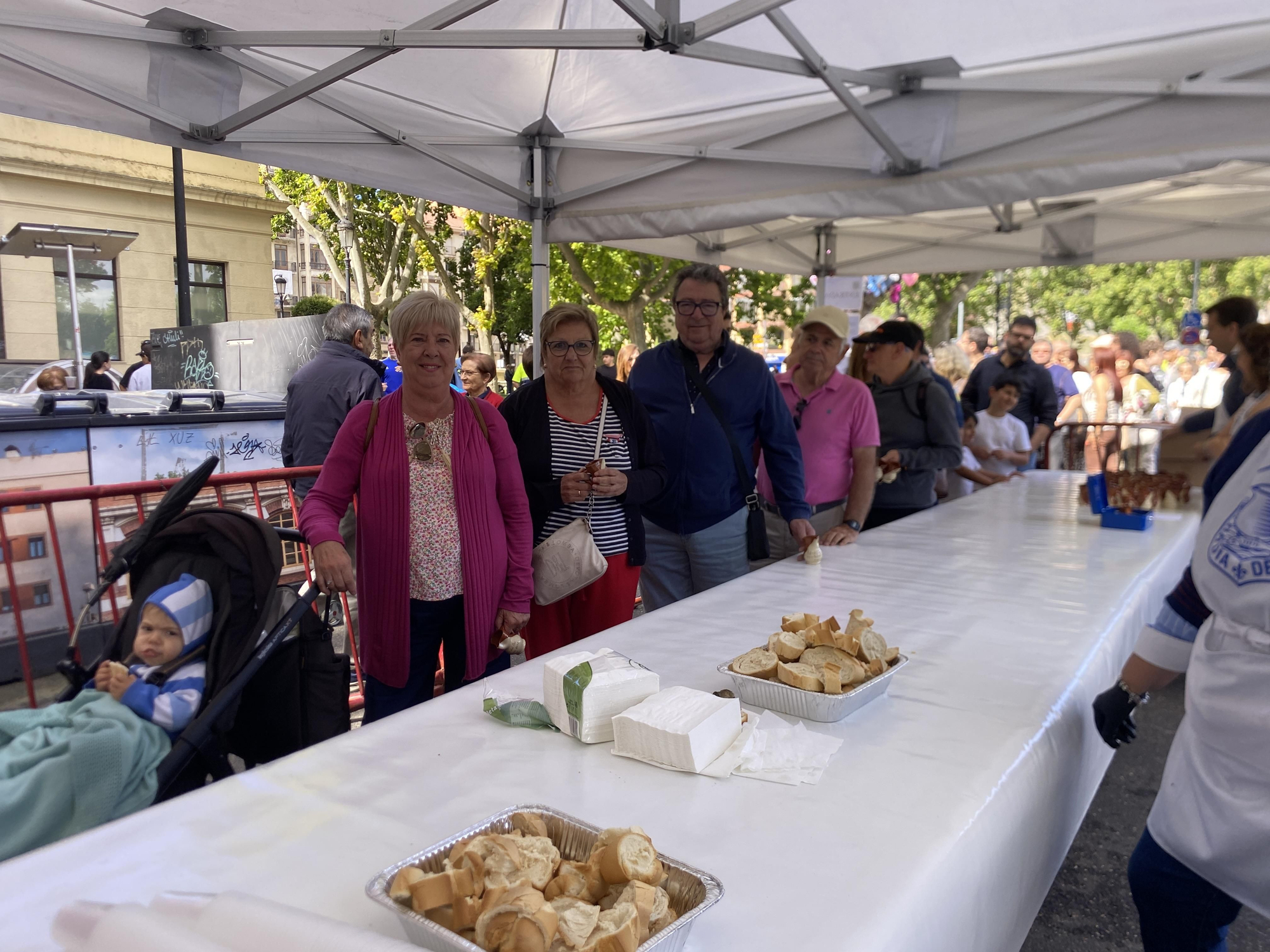 Reparto del pan, el pez y el vino por San Bernabé en Logroño