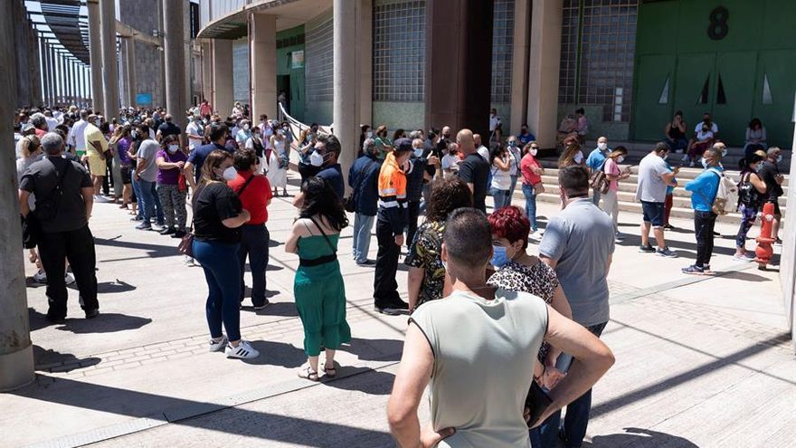 Miles de tinerfeños se vacunan contra la COVID-19 en una jornada para la historia