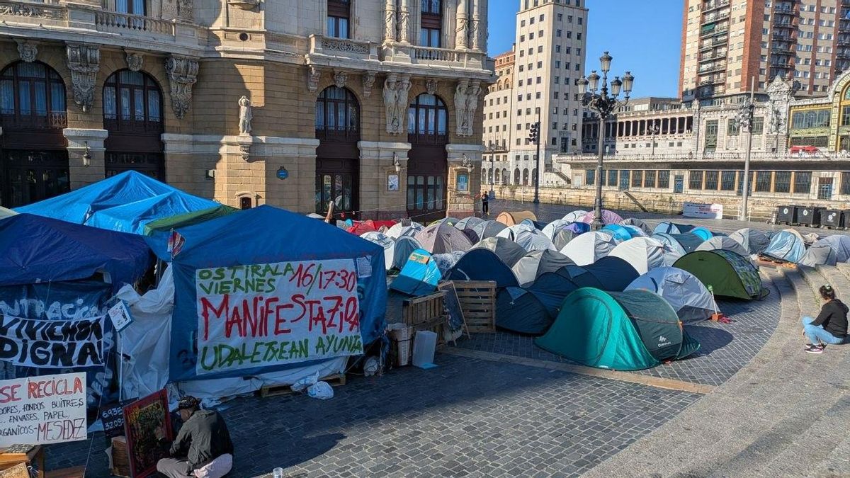 Tiendas en la plaza del Arriaga y carteles llamando a la manifestación de viernes.